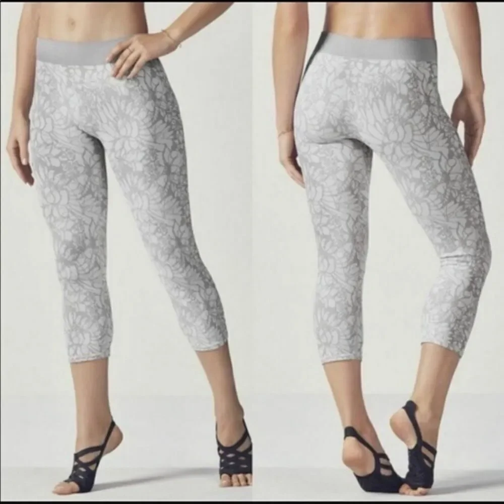 Fabletics Sebastian Seamless‎ Cropped Tight White/Gray Floral Size Small Capri
